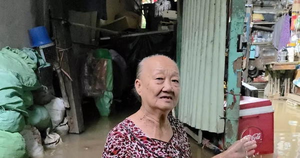 Triều cường lên cao, nhà dân ở Cần Thơ ngập ngang bụng