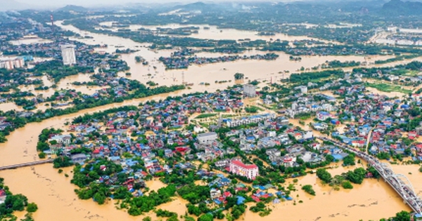 Phố trung tâm Thái Nguyên chìm trong biển nước, có nơi ngập gần nóc nhà
