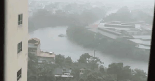 Khoảnh khắc khiến cả khu phố Hà Nội rùng mình sáng 7/10!