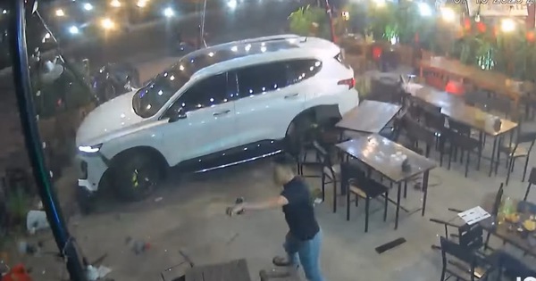 Clip: Thanh niên lao ô tô vào quán nhậu sau mâu thuẫn, 1 người tử vong