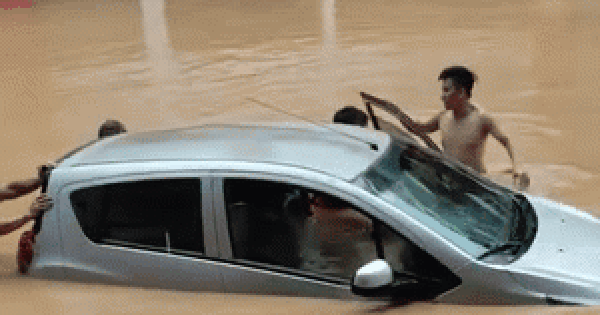 Ô tô bị dòng nước lũ cuốn, tài xế hoảng loạn không thể thoát ra ngoài: Clip giải cứu căng thẳng