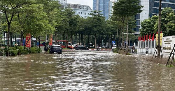 Hà Nội: Vẫn còn nhiều điểm ngập sâu, giao thông khó khăn