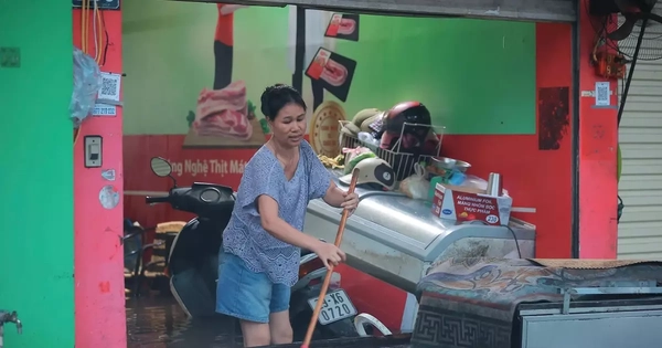 Người Hà Nội thức trắng cứu xe, dọn nhà giữa ngổn ngang bùn nước