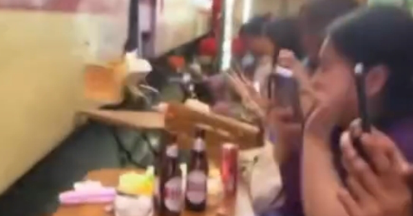 Công an xác minh clip tàu hỏa húc văng bàn ghế ở phố cà phê đường tàu Hà Nội