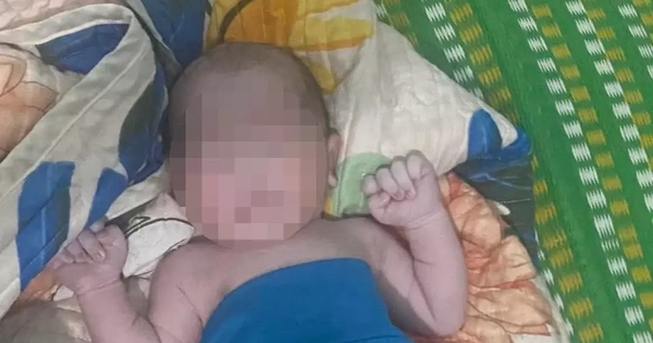 Bé trai bị bỏ rơi cạnh bãi rác được gia đình đến xin nhận lại