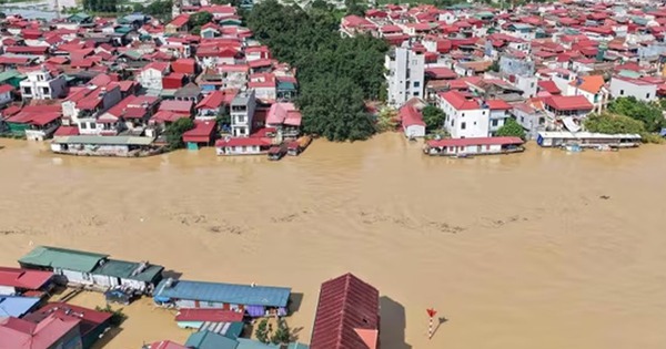 VIDEO: "Đêm trắng" đắp đê chống lũ dữ, nhiều nơi bị cô lập trong biển nước