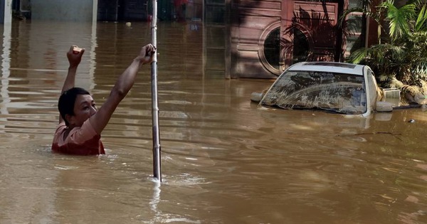Người dân Thái Nguyên gồng mình dọn lại cuộc sống giữa bùn đất và nước ngập