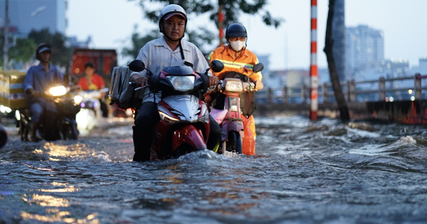 TP.HCM: "Vượt sông" về nhà