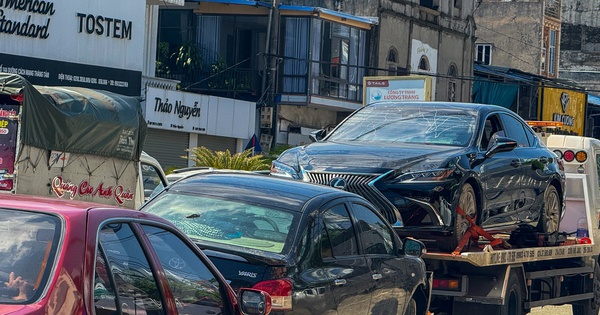 Ảnh, clip: Xế hộp ngập bùn, móp lõm nằm la liệt trên phố Thái Nguyên sau lũ