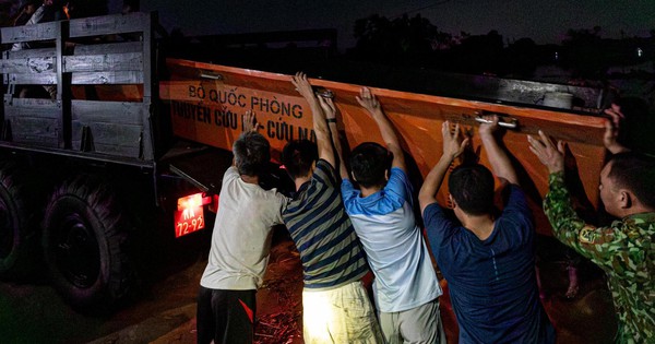 8 giờ vật lộn kéo thuyền vượt núi, băng dòng lũ xiết cứu 3 người mắc kẹt