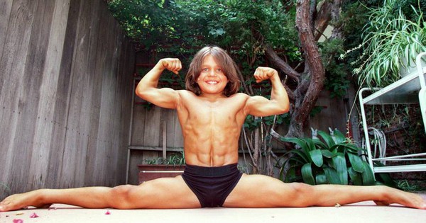 Cậu bé 8 tuổi đã là quái vật thể hình cơ bắp cuồn cuộn, bụng 6 múi sầu riêng, nhìn 20 năm sau mới choáng