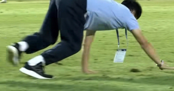 Độc lạ HLV Hoàng Anh Gia Lai bò trên sân ăn mừng cầu thủ ghi bàn ở V.League