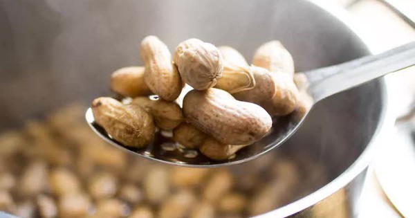 Người phụ nữ 56 tuổi mỗi ngày đều ăn 1 nắm lạc luộc, nửa năm đi khám, kết quả khiến bác sĩ bất ngờ