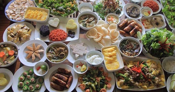 Bữa giỗ bố chồng sóng gió: Chị chồng mỉa mai ‘đón bà lên để trông cháu’, tôi đáp 1 câu khiến cả mâm im phăng phắc