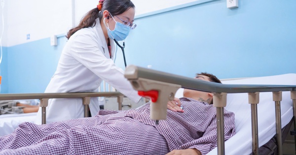 Ba mẹ con đều cùng ngộ độc sau khi ăn bánh mì cóc