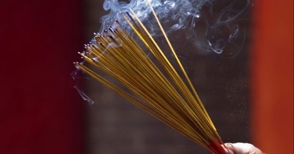 7 loại hương nên dùng trên bàn thờ