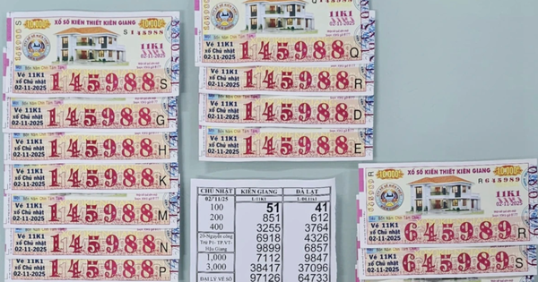 Khách mua vé số rồi tặng lại cho người bán: Cái kết bất ngờ