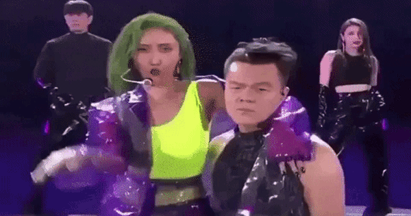 Sự gia trưởng hết cứu của Chủ tịch showbiz