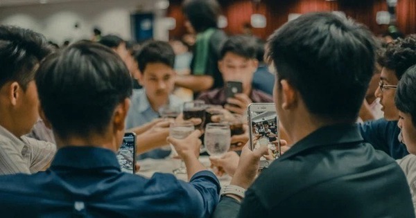 Đi họp lớp sẽ thấy có hai loại giàu, giàu thật và giàu để gặp bạn cũ