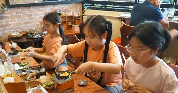 Nơi vừa uống cà phê, vừa tự nấu ăn tại chỗ thu hút các gia đình ở TPHCM