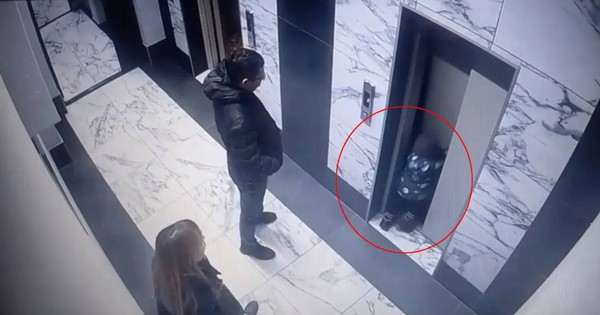 Khoảnh khắc kinh hoàng: Bé trai 2 tuổi rơi thẳng xuống hố thang máy ngay trước mắt cha mẹ