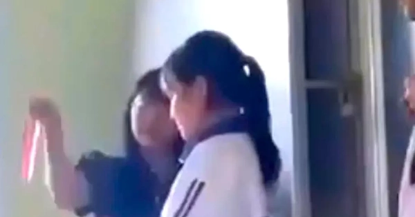 Nữ giáo viên bắt học sinh dàn hàng rồi dùng thước đánh