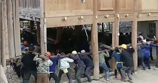 Tin được không: 200 người làm “thần đèn” di chuyển thành công ngôi nhà nặng 6 tấn đi 30m, chủ nhà khẳng định “Không ai lấy tiền công”