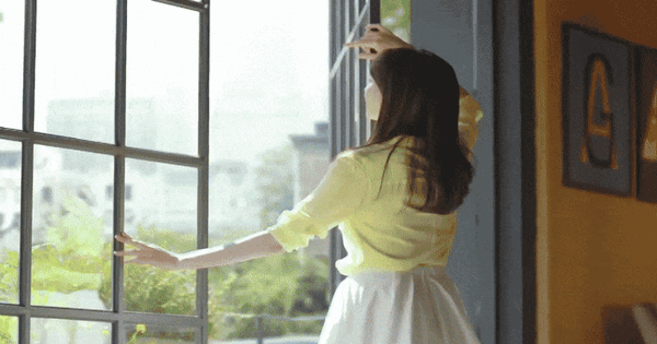 28 năm trước, 1 cô gái chỉ nhờ 2 giây mà đổi đời thành sao hạng A, cưới luôn nam thần đẹp nhất cả nước