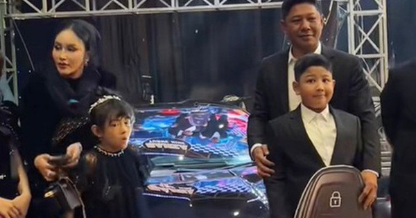 Bé trai 9 tuổi được tặng siêu xe Lamborghini trị giá 39 tỷ đồng