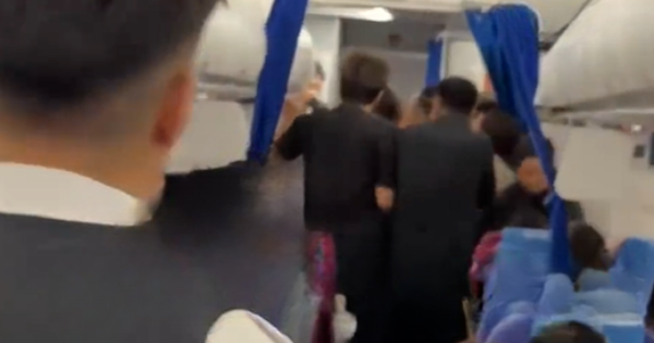 Thai phụ bất ngờ bị yêu cầu xuống khỏi máy bay vì 1 nguyên nhân