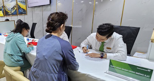 Chiều 12-11, giá vàng giảm trở lại, Ngân hàng Nhà nước có động thái mới về nhập khẩu vàng