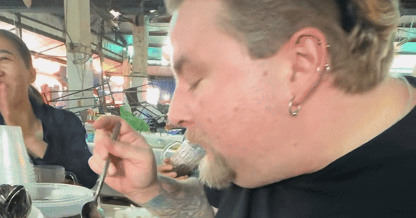 Khách Tây trầm trồ khi ăn món bình dân chỉ vài nghìn trong chợ Việt, nhận xét: "Nó thật sự ở cái tầm!"