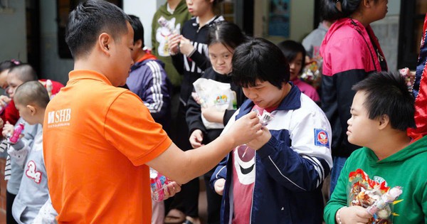 Một đôi giày mới, cây đàn nhỏ, hộp sáp màu… Gieo hạnh phúc từ những điều nhỏ bé