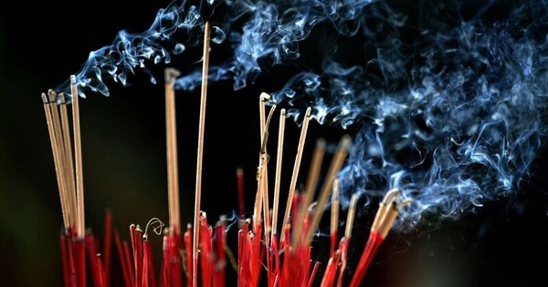 3 khung giờ nên tránh thắp hương