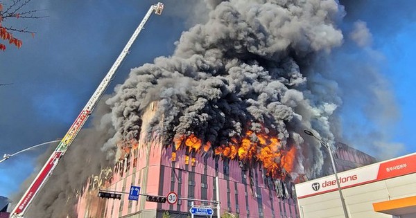 Ngọn lửa khổng lồ nuốt chửng kho hàng thời trang Hàn Quốc