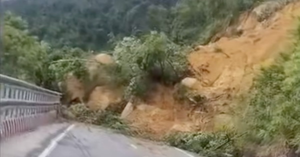 Lâm Đồng: Đang tiếp cận giải cứu 2 tài xế mắc kẹt trên đèo Khánh Lê