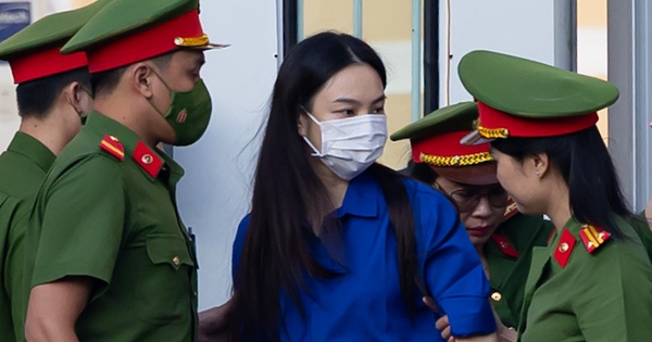 Cận cảnh Thuỳ Tiên bị còng tay áp giải đến toà,...