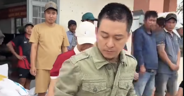 Tuấn Hưng lộ rõ nét mặt buồn sau khi mẹ qua đời...