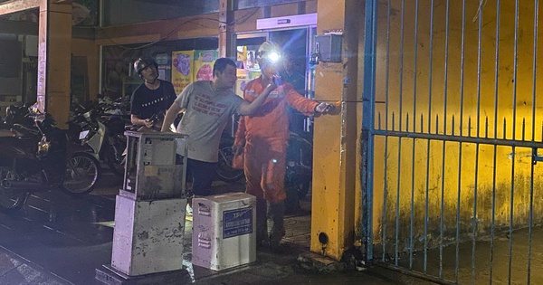 Nam thanh niên đang đi bộ gần tủ điện ở trung tâm TP HCM thì bất ngờ co giật, ngã xuống nguy kịch