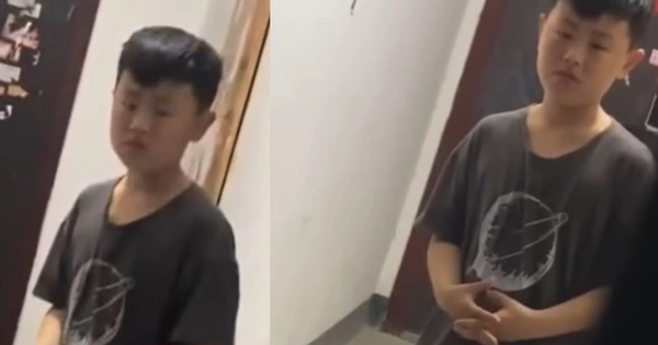 Cậu bé đi chơi về, đứng ở cửa cả buổi nhưng không dám vào nhà, nhìn sinh vật dưới chân mà mẹ giật mình