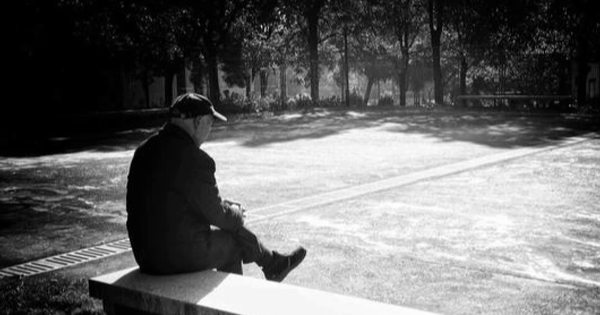 Tự sự của người cha bước sang bên kia con dốc cuộc đời: Cay đắng nhất không phải là hết tiền, mà là thấy con mất ý chí sống, trở nên vô dụng