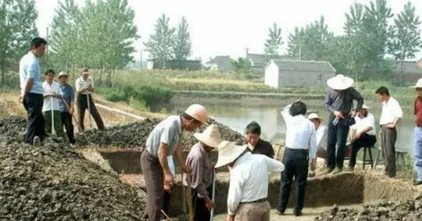 Phát hiện hơn 20 thỏi vàng dưới ao cá, giá trị ước tính hơn 369 tỷ đồng