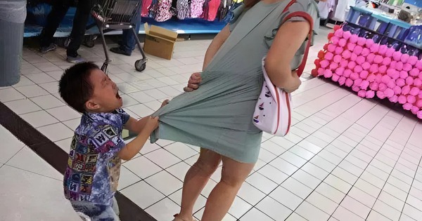 Suýt xô ngã bà bầu, cậu bé 7 tuổi đáp một câu khiến ai cũng sốc: Hành động của người lớn sau đó còn bất ngờ hơn