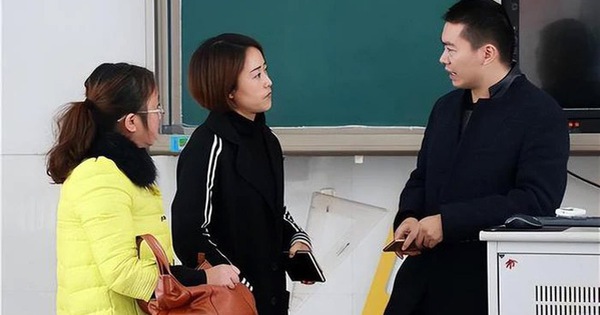 6 tin nhắn ông bố gửi cô giáo giữa đêm khiến loạt phụ huynh "DẬY SÓNG": Bạn đứng về phía nào?