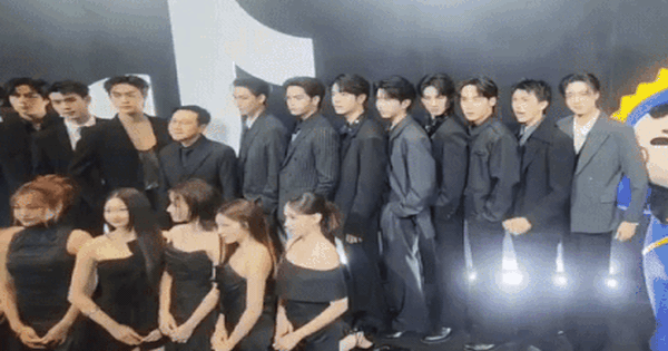 Cả dàn mỹ nhân mặc váy ngắn bị bắt quỳ rạp để chụp ảnh, loạt sao nam đứng trơ gây tranh cãi kịch liệt