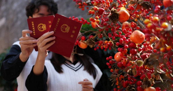 Đám cưới kiểu mới ở Trung Quốc: Trong quán bar, ga tàu và giữa đỉnh núi tuyết