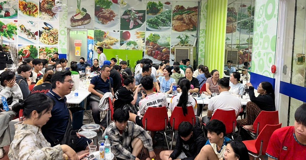 Nhiều siêu thị trở thành trạm sạc điện thoại cho người dân tránh bão