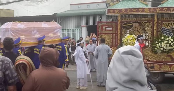 Linh cữu Thương Tín được đưa đi an tang, con gái thất thần