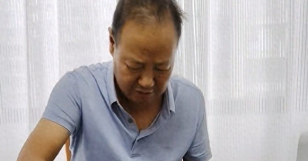 Teacher with end-stage kidney failure: 10 years of peritoneal dialysis 4 times a day, wears oversized shoes to class