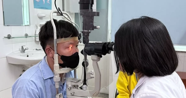 Nam thanh niên bị liệt mắt vì hội chứng di truyền ‘xưa nay hiếm’